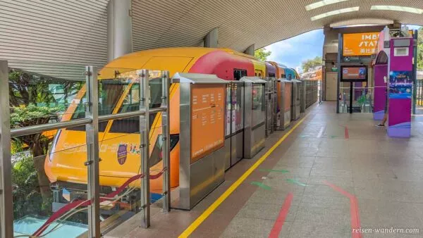 Sentosa Hochbahn von MRT an einer Haltestelle
