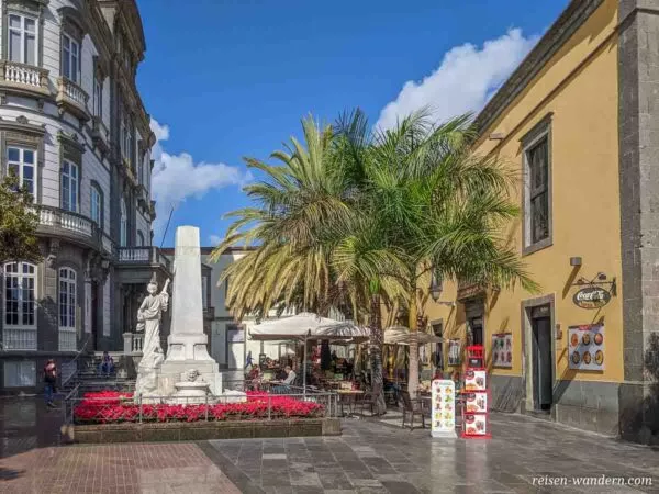 Kleiner Platz mit einem Cafe in der Altstadt von Las Palmas