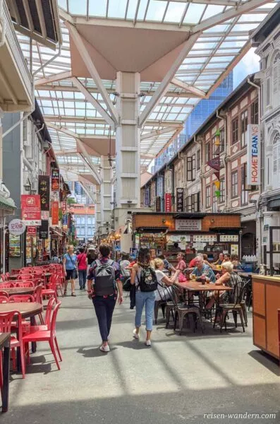 Überdachte Foodpassage in Chinatown in Singapur