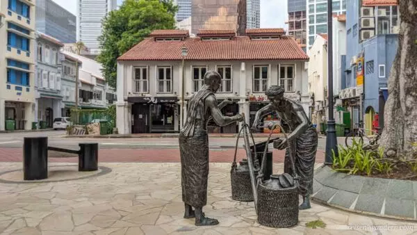Statuen im Telok Ayer Green Park in Chinatown in Singapur
