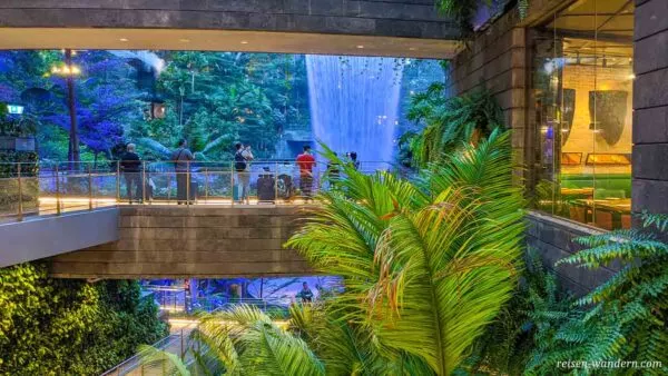 Shoppingcenter im Flughafen Singapur mit Wasserfall HSBC Rain Vo