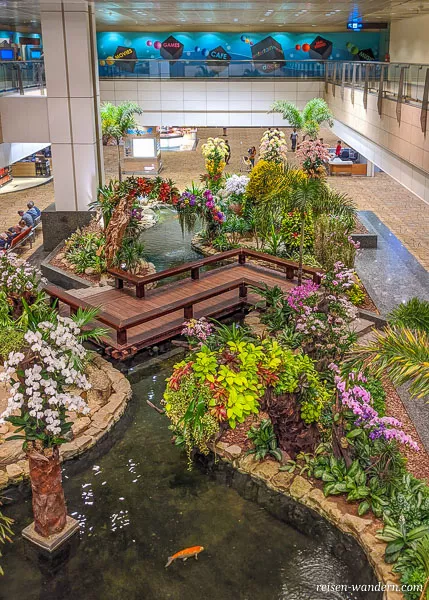 Orchid Garden und Koi Pond im Terminal 2 des Flughafen Singapur