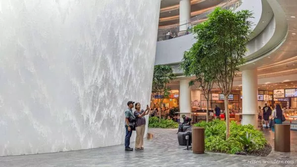HSBC Rain Vortex auf der untersten Ebene des Shoppingcenter