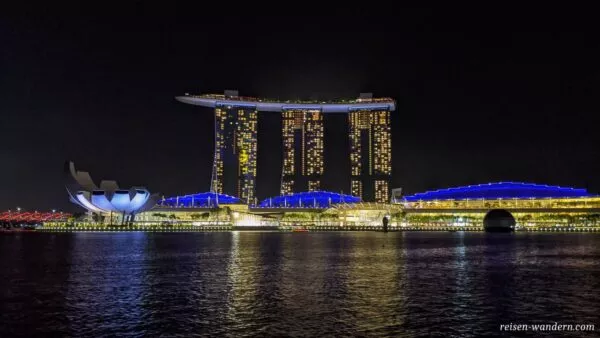 Komplex des Marina Bay Sands am Abend in Singapur