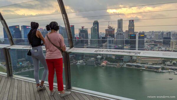 Blick auf Skyline von Singapur von Sands SkyPark Observation Dec
