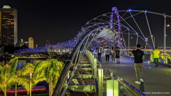 Beleuchtete Helix Bridge in Singapur