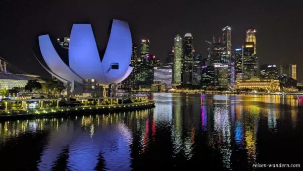 ArtScience Museum mit Skyline von Singapur am Abend