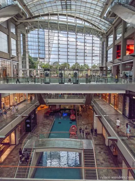 Blick in das Innere des Shoppingcenter Marina Bay Sands
