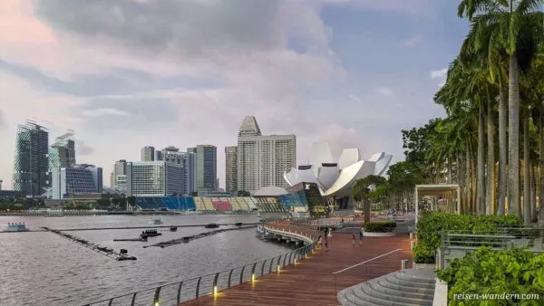 Promenade bei der Marina Bay in Singapur