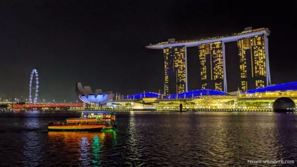 Marina Bay Sands und Singapur Flyer am Abend