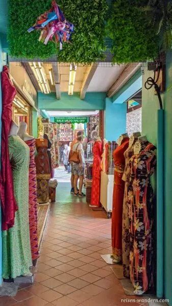Geschäft mit Kleidern im arabischen Viertel in Singapur