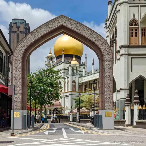 Masjid Sultan Moschee und Torbogen mit Zufahrtstraße