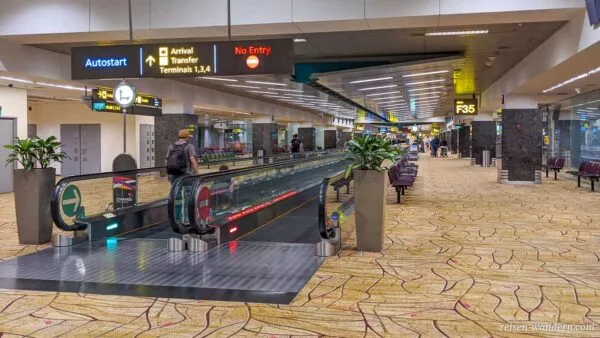 Rolllaufband im Transitbereich des Flughafen Singapur