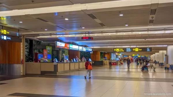 Verkaufsstände für SIM Karten im Flughafen Singapur
