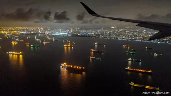 Anflug über Straße von Singapur am Abend