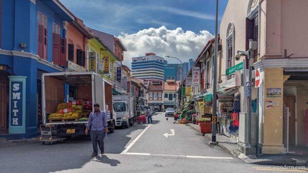 Gasse in Little India mit Transporter