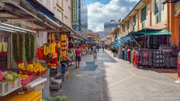 Straße mit Verkaufsständen in Little India in Singapur
