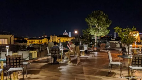 Rooftop Bar mit Blick über die Dächer von Florenz