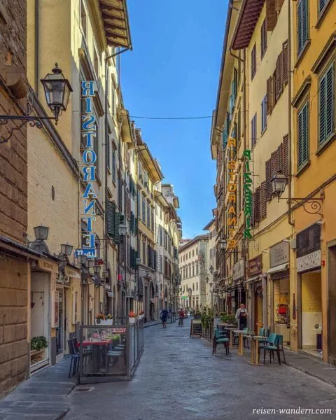 Gasse mit Restaurants in der Altstadt von Florenz