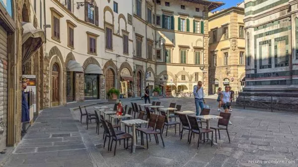 Cafe am Rand der Kathedrale von Florenz