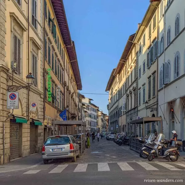 Gasse mit Straßencafes in Florenz