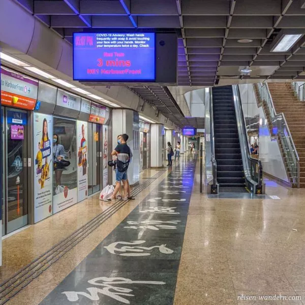 Ankunftsanzeige in Metro in Singapur