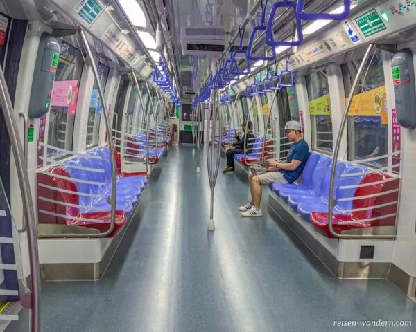 Leere U-Bahn in Singapur