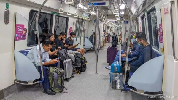 Innenansicht der Metro von Singapur beim Flughafen