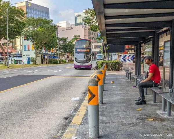 Bushaltestelle mit ankommenden Bus in Singapur