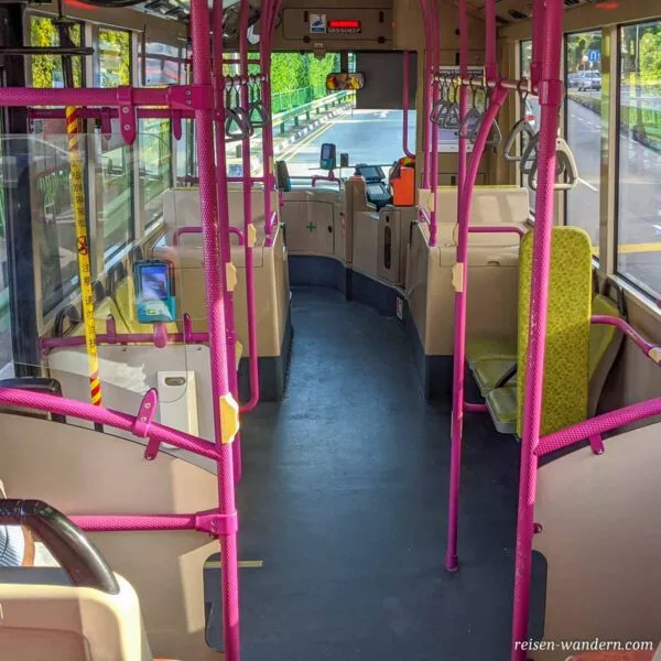 Inneres eines Bus in Singapur