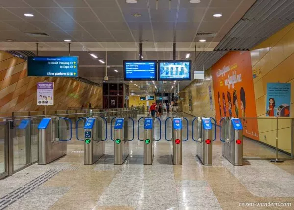 Zugangsbereich zur Metro in Singapur