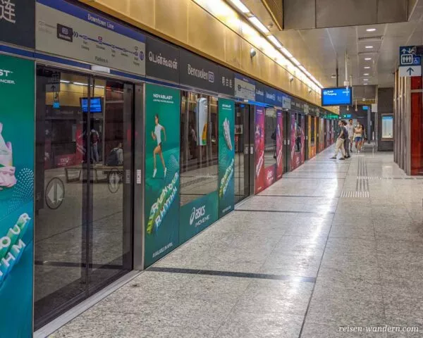 Haltestelle der U-Bahn in Singapur