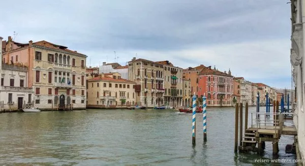 Kanal mit alten Häusern in Venedig