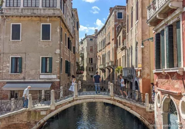 Brücke mit Touristen in Venedig