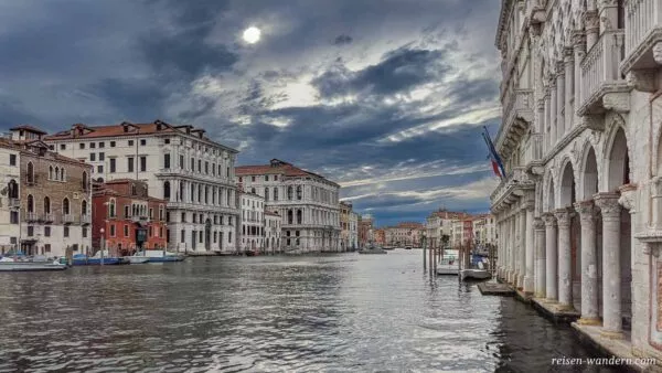 Venedig am Abend an einem Kanal mit alten Häusern