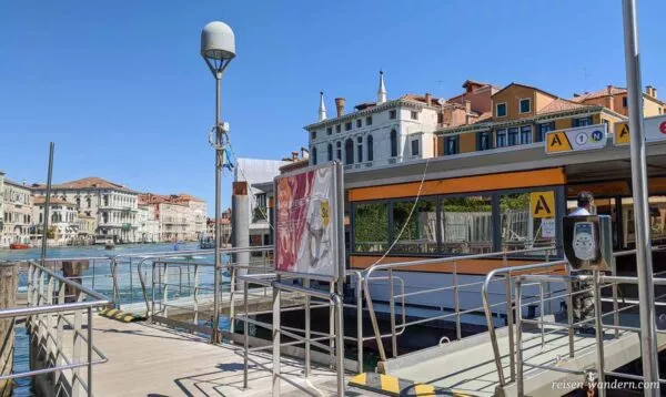 Anlegestelle eines Wasserbus in Venedig
