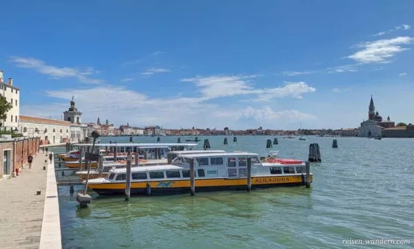 Boote im Kanal von Venedig