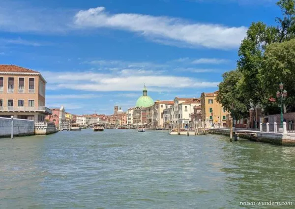 Blick von der Brücke Ponte della Costituzione auf Venedig