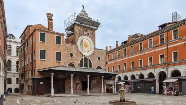Kirche San Giacomo di Rialto mit markanter Uhr