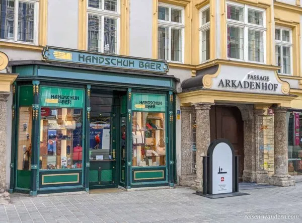 Kleines Geschäft mit alten Schaufenstern in Innsbruck