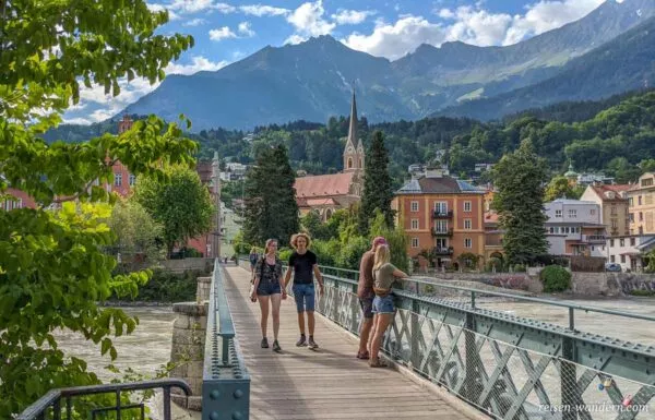 Fußgängerbrücke über den Fluss Inn in Innsbruck