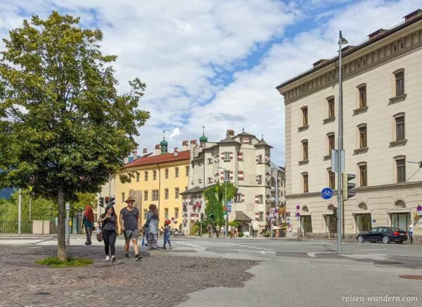 Straße an der Außenseite der Altstadt von Innsbruck
