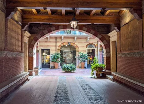 Innenhof mit alten Torbogen in Verona