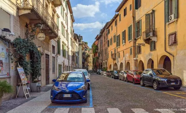 Parkende Autos in der Altstadt von Verona