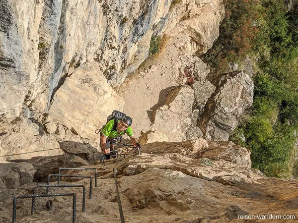 Eisenkrampen in Felswand am Monte Albano