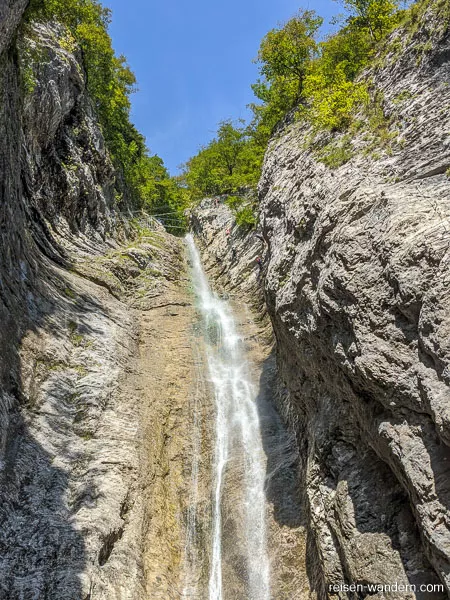 Blick auf den Wasserfall mit Seilbrücken im oberen Bereich des