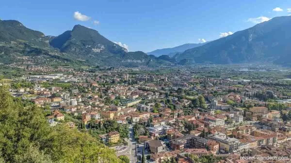 Blick auf Riva del Garda von der Aussicht beim Cima SAT