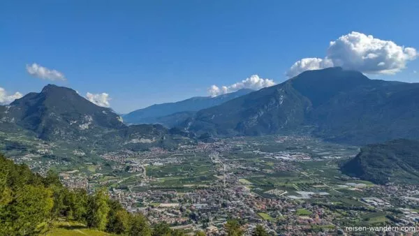 Panorama von Riva del Garda mit Gardaseebergen