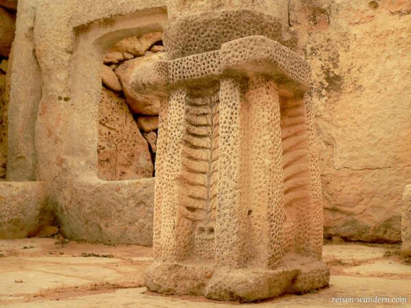 Sockel mit Lochverzierungen im Hagar Qim Tempel