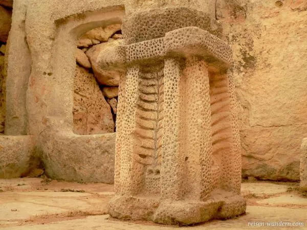 Sockel mit Lochverzierungen im Hagar Qim Tempel